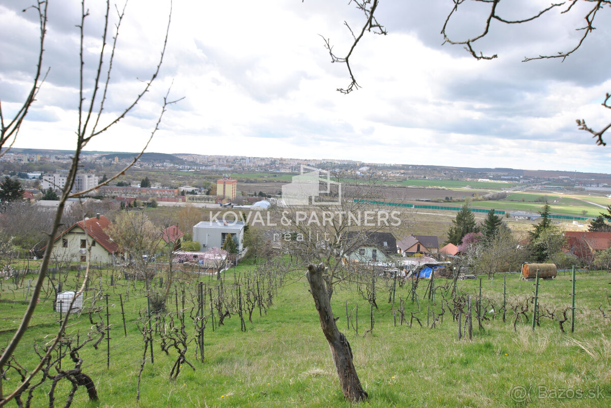 Koval & partners ponúka na predaj pozemok zo starým domom na