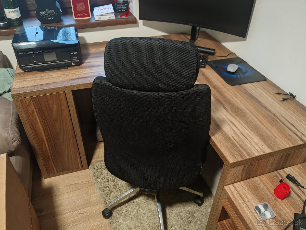 Predám rohový písací stôl a TV stolík.