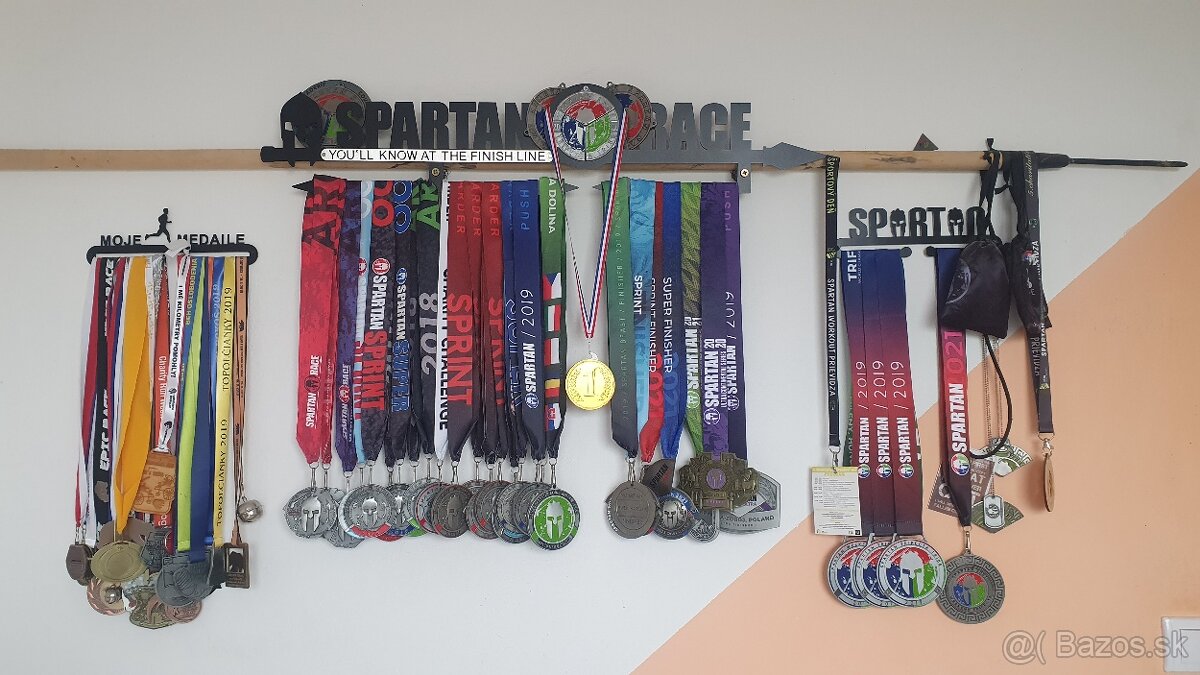 Spartan race medaily, držiaky + oštep