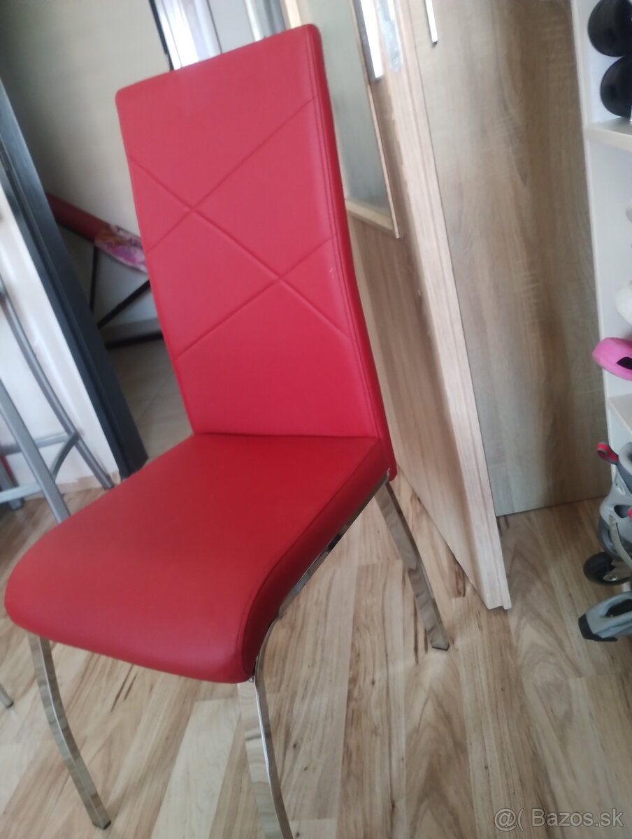 Stolicka v červenej farbe