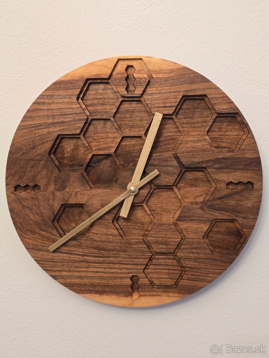 Nástenne orechové hodiny