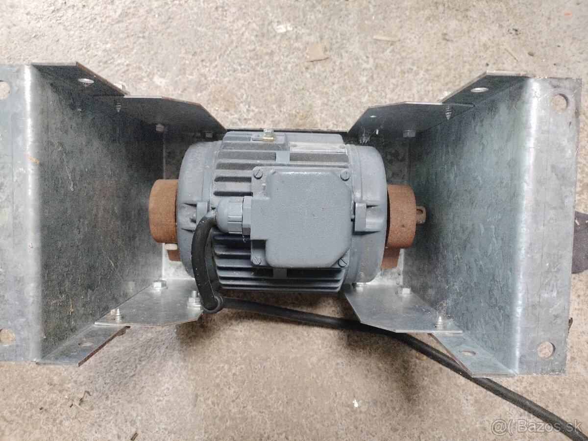 Vibracny motor