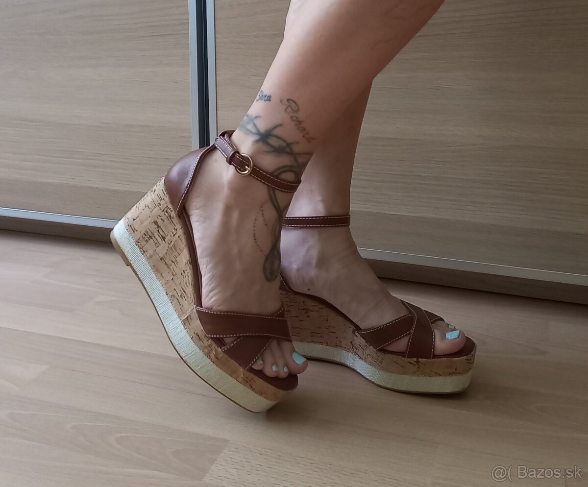 Nové hnedé letné sandáliky 40