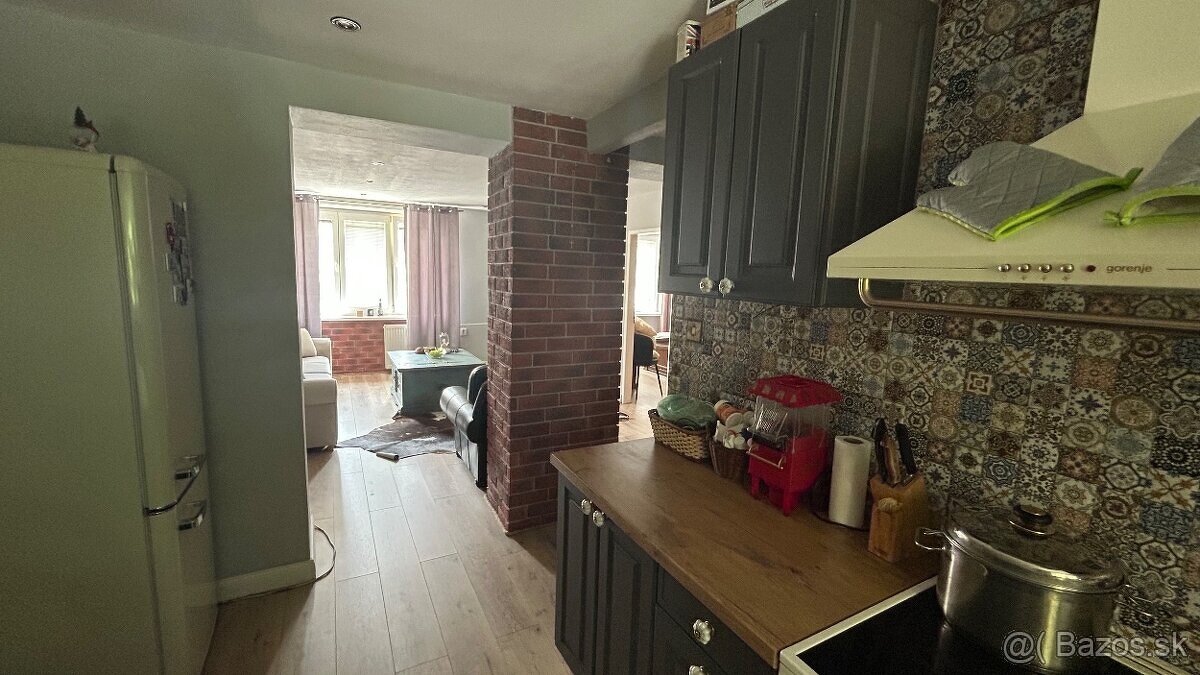 Na predaj pekný prerobený , zariadený 2,5 izb.byt