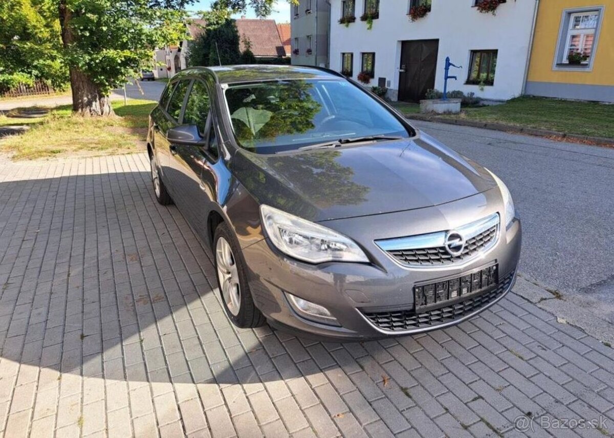 Opel Astra 1,4 i Sports Tourer benzín manuál 88 kw