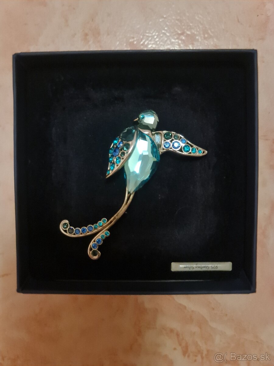Swarovski strieborná brošňa s modrým vtákom.
