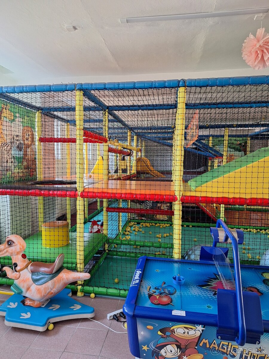 Detské interiérové ihrisko s kaviarňou