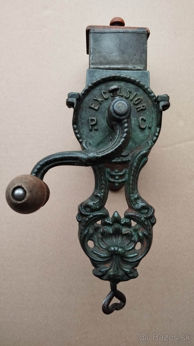 Velmi starý zdobený mlýnek na strouhanku EXCELSIOR