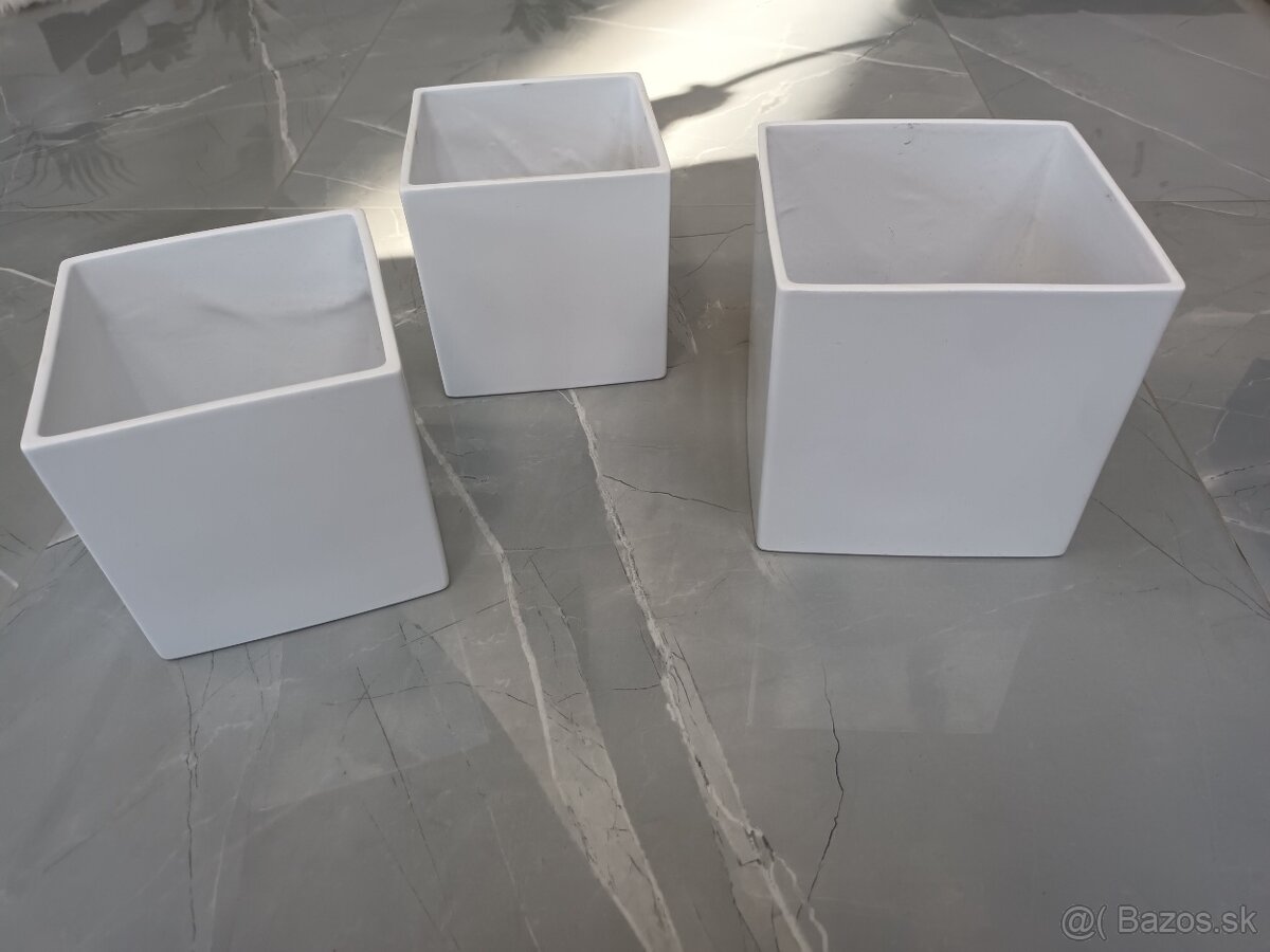 Predam 3 moderne keramicke kvetinace biele