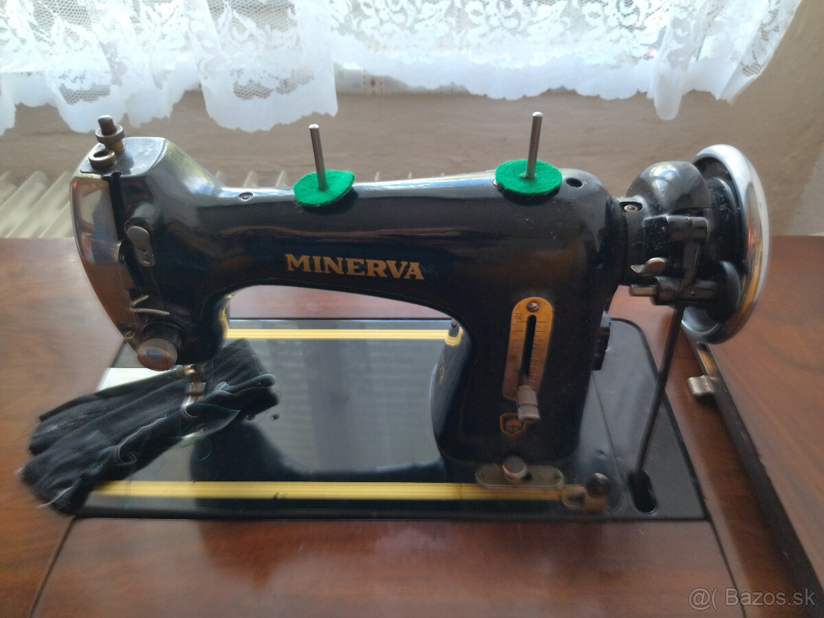 Predám funkčný historický šijací stoj