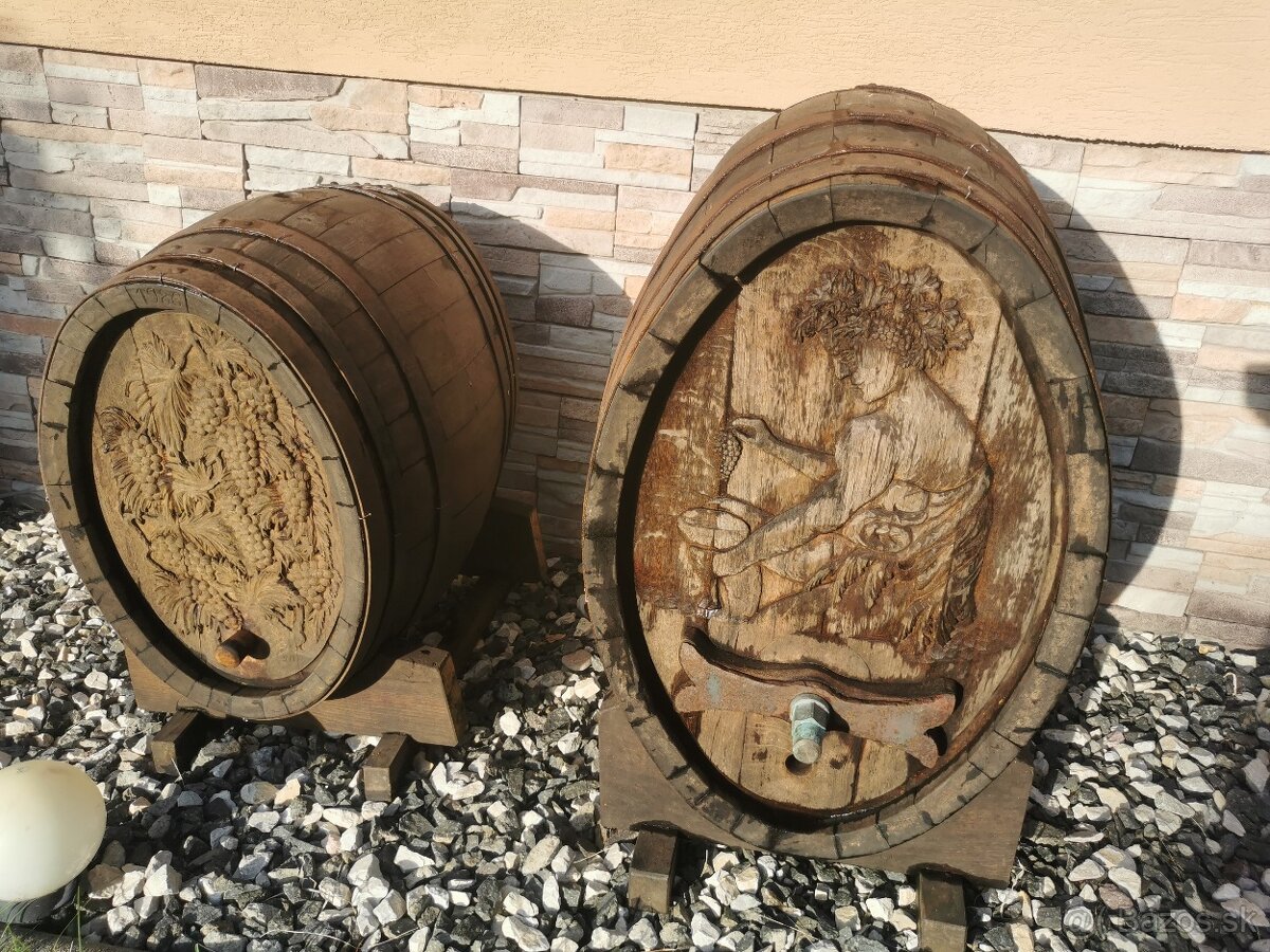 Vyrezávané drevené sudy a drevená noša na hrozno