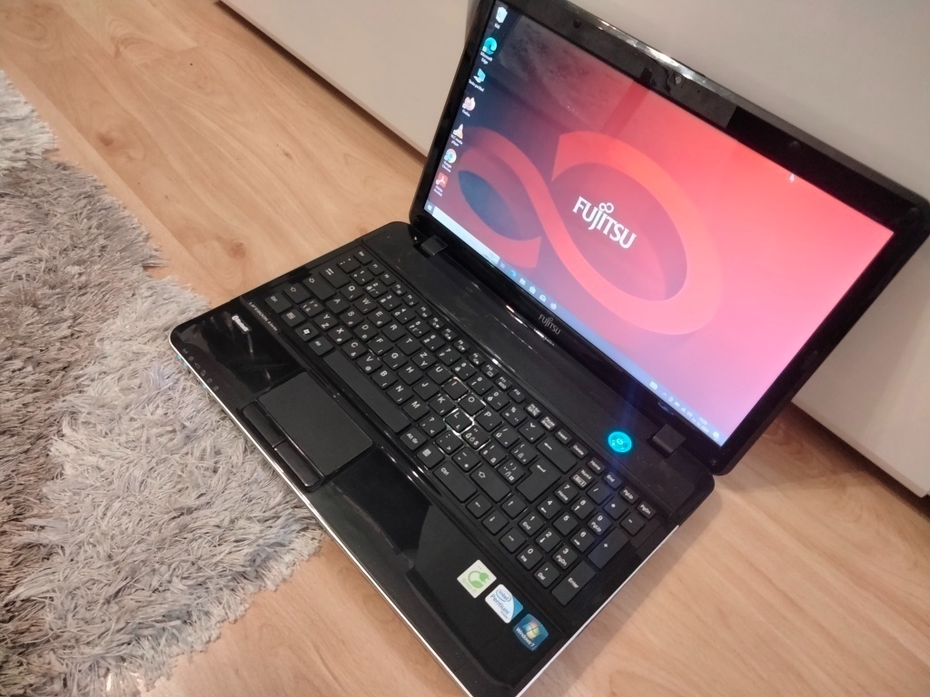 15,6" Fujitsu LifeBook / Intel B960 / 120gb ssd / 4gb ram /