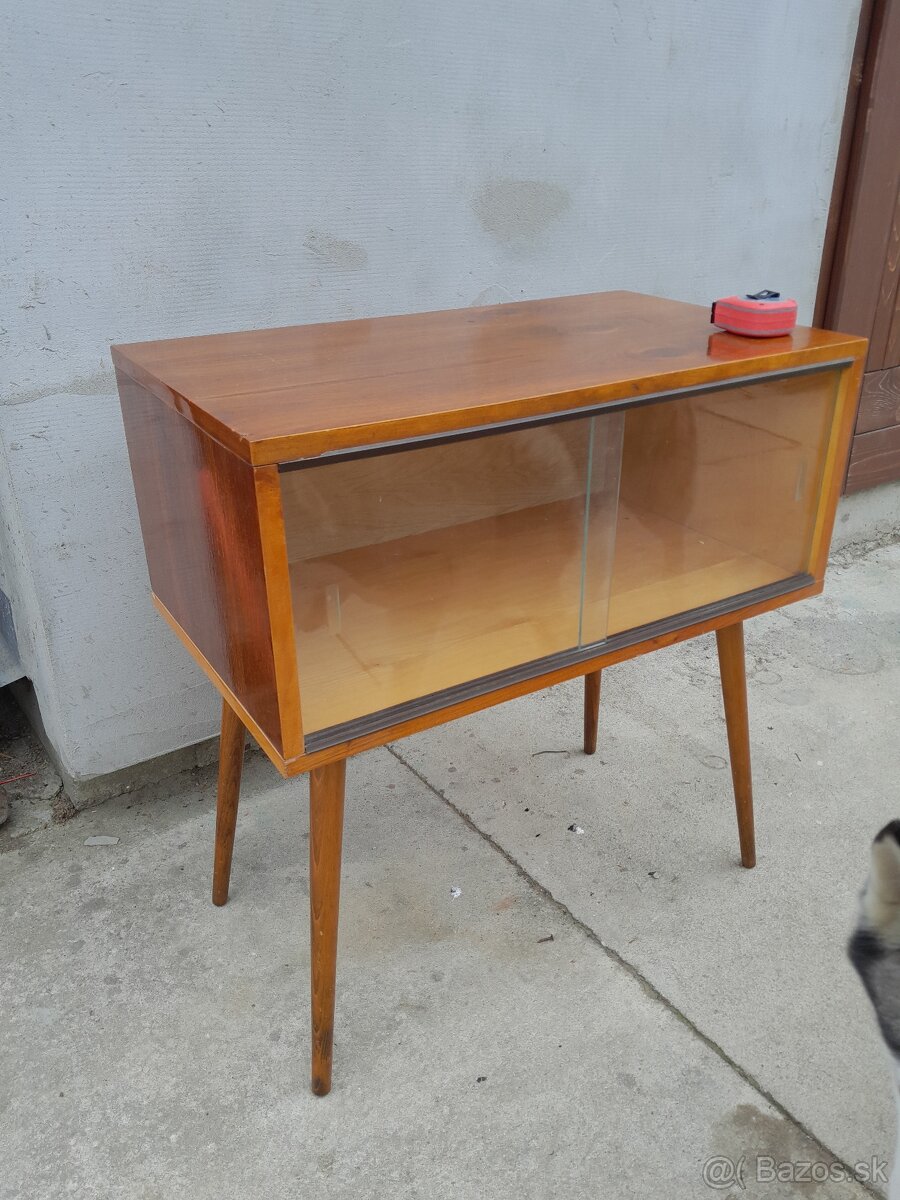 Predám peknú retro skrinku, vitrínu