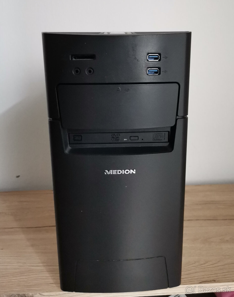 Intel i5 6600, 16GB RAM, GTX 1660 SUPER, SSD a HDD