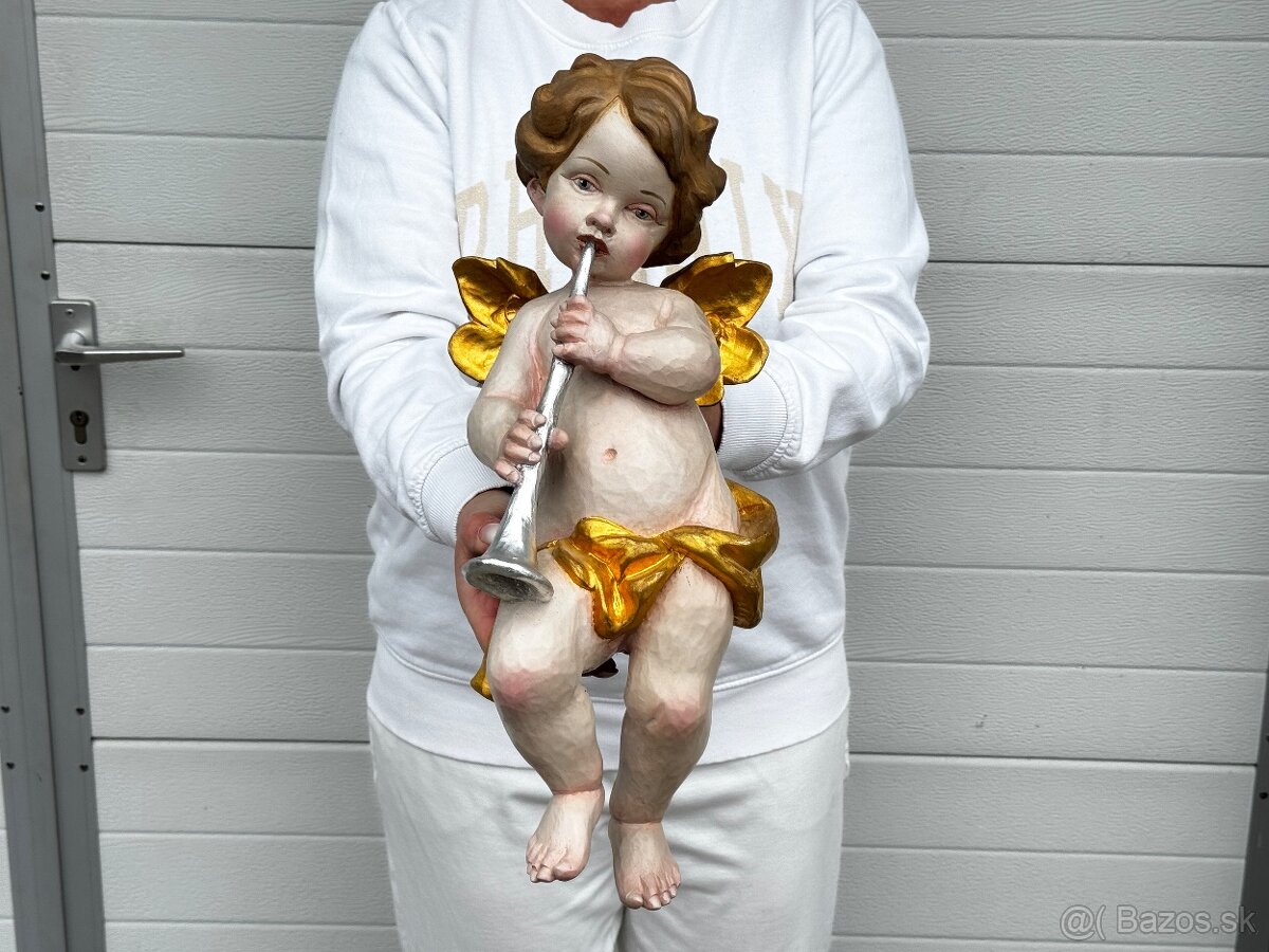 Starý dřevený velký anděl v polychromii