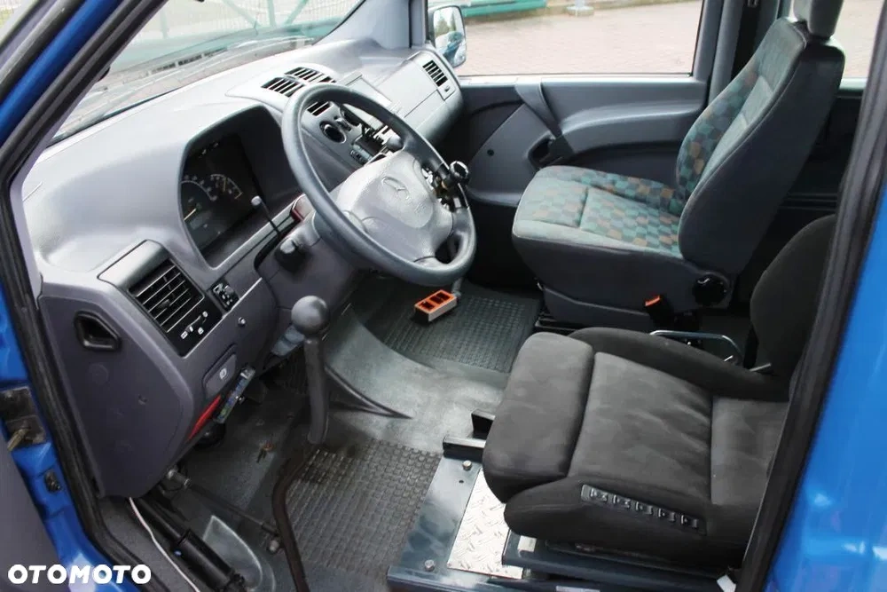 Auto pre vozičkárov s rampou s ručným ovládaním