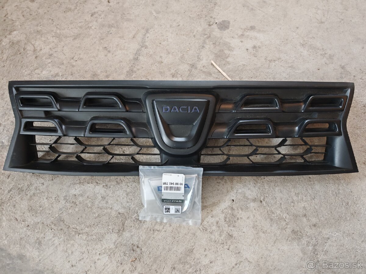 Dacia Duster predna maska + nahradny znak
