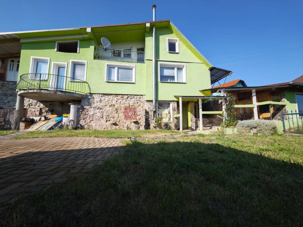 PREDAJ: DOM (CHALUPA) Sielnica, zastavaná plocha 400m2 vráta