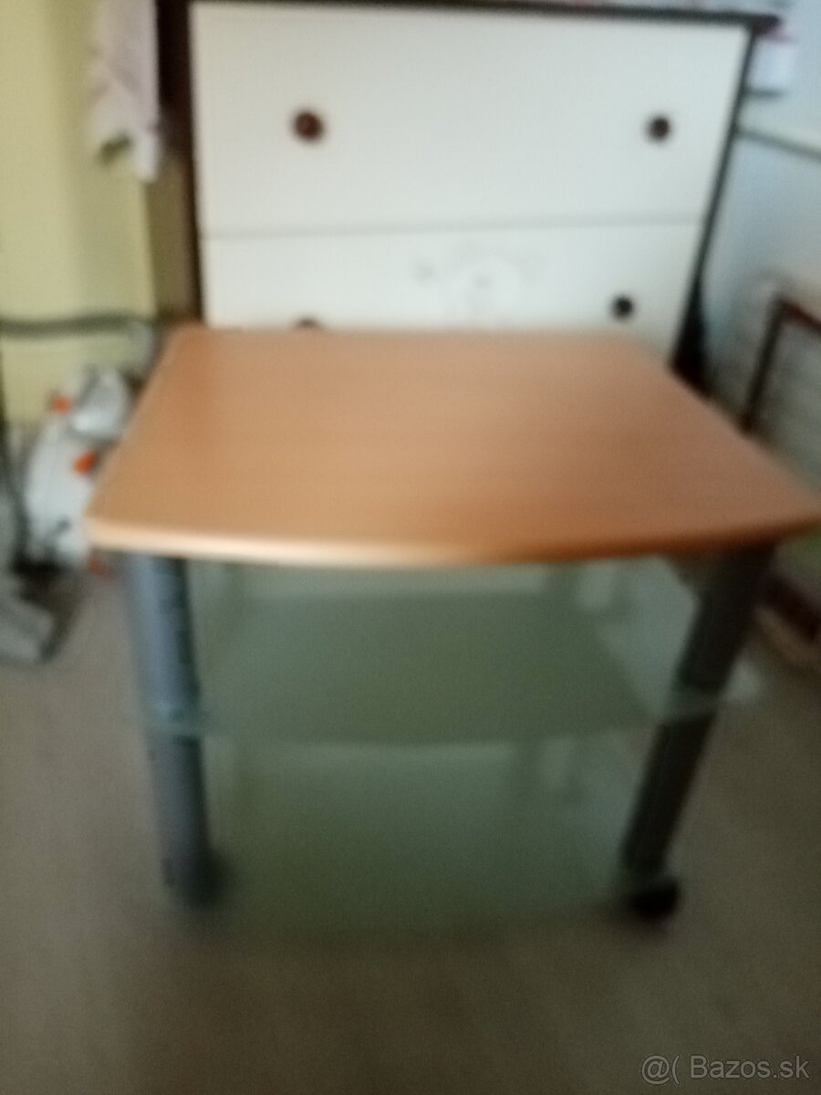 Malý stolík.