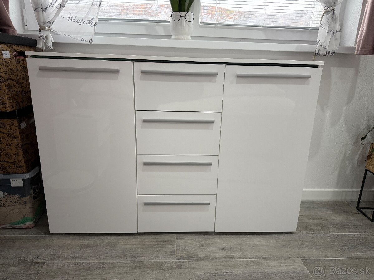 Biela lesklá komoda