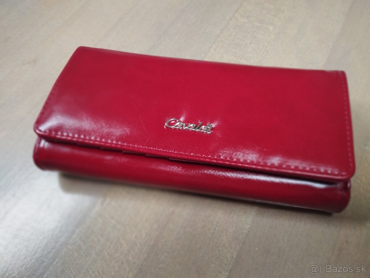 Dámska červená priestranná peňaženka