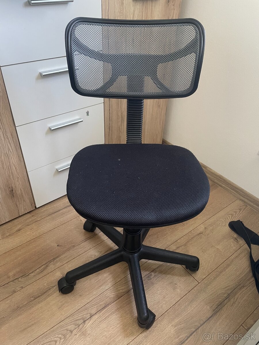 detská stolička otočná k PC
