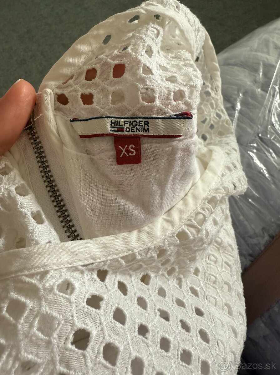 Biele bavlnené šaty Hilfiger Denim