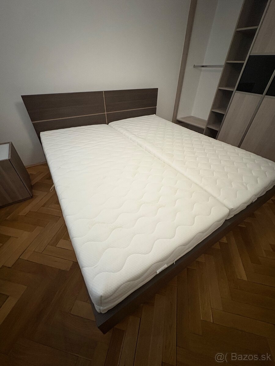 Manželská posteľ s úložným priestorom