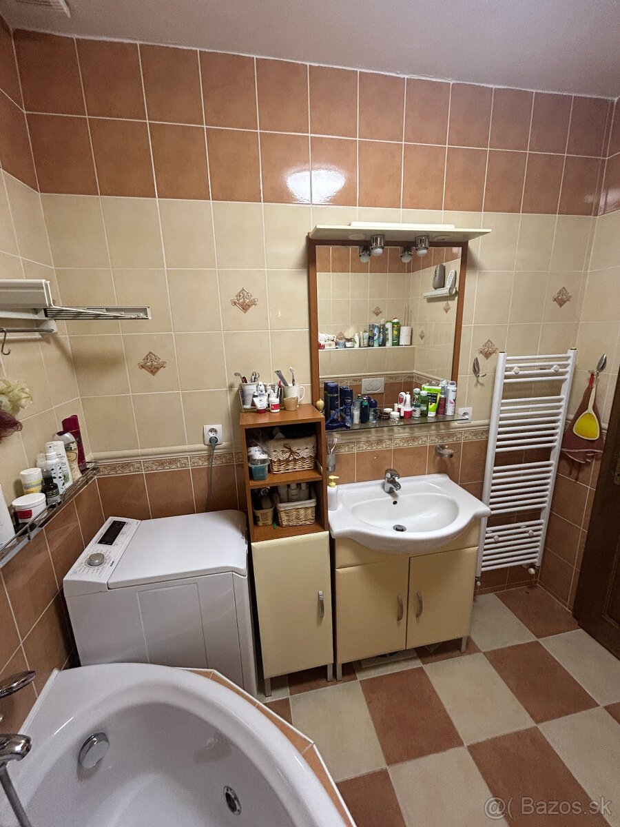 Skrinka s umývadlom a zrkadlom