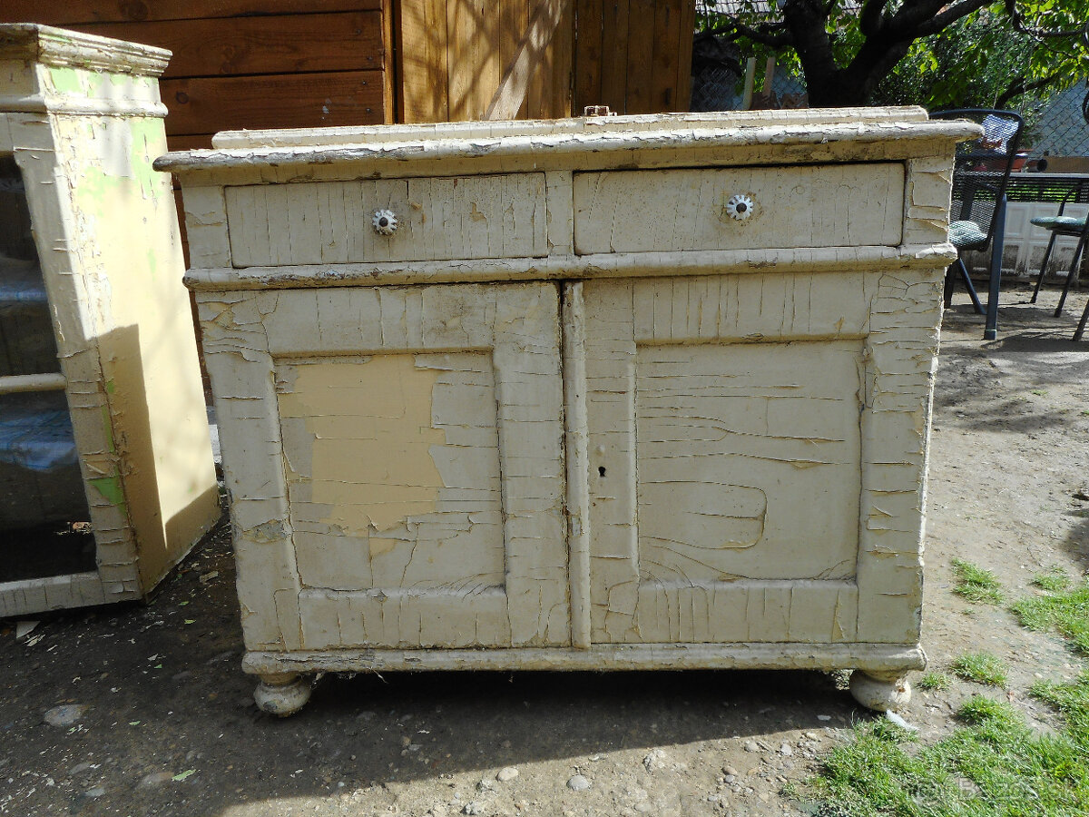starožitný kredenc na zrekonštruovanie