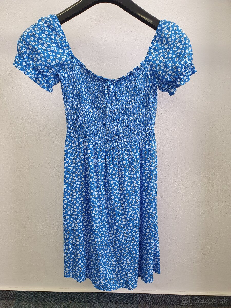 Modré kvietkove šaty
