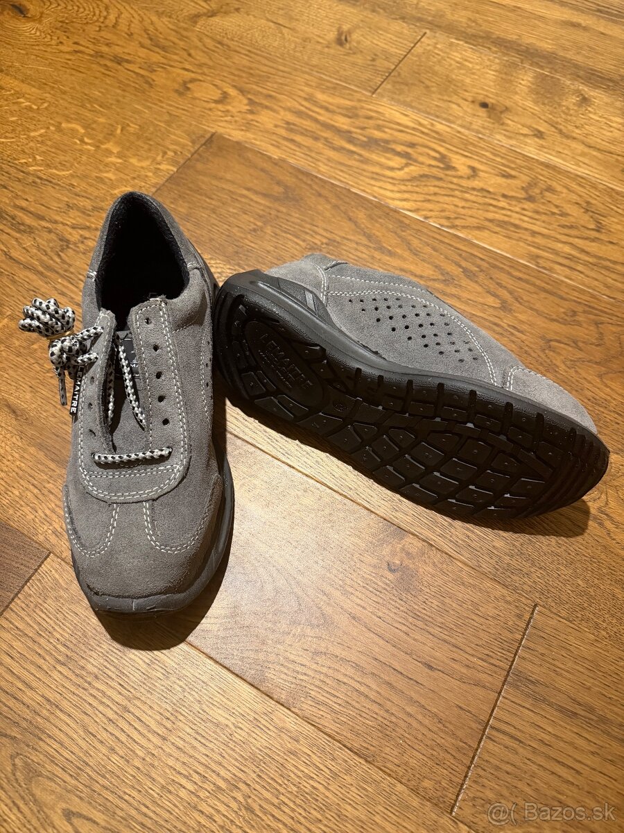 Predám 2 kusy nových ženských pracovných topánok