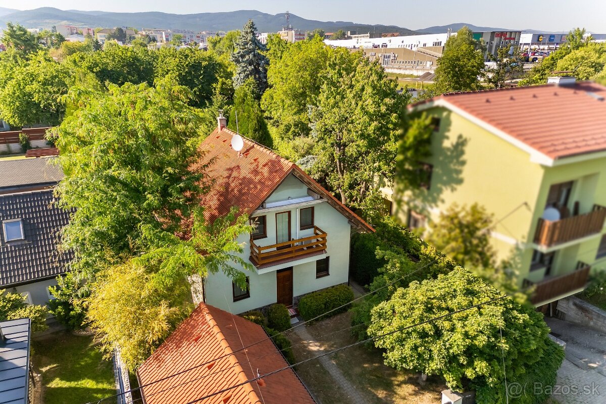 5–IZB.RD, POZEMOK 796m²,GARÁŽ,TERASA,PIVNICA,SENECKÁ,PEZINOK