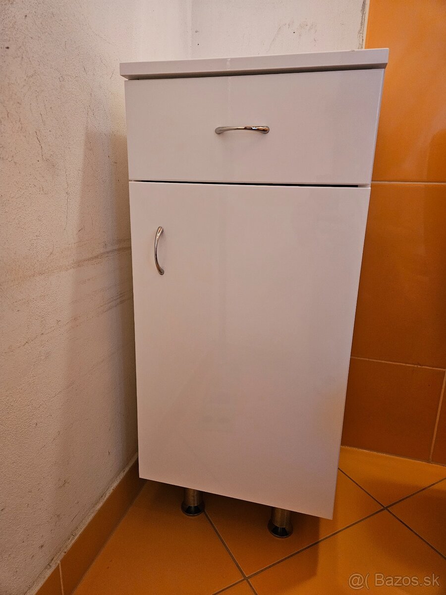 Kúpeľňová skrinka nízka