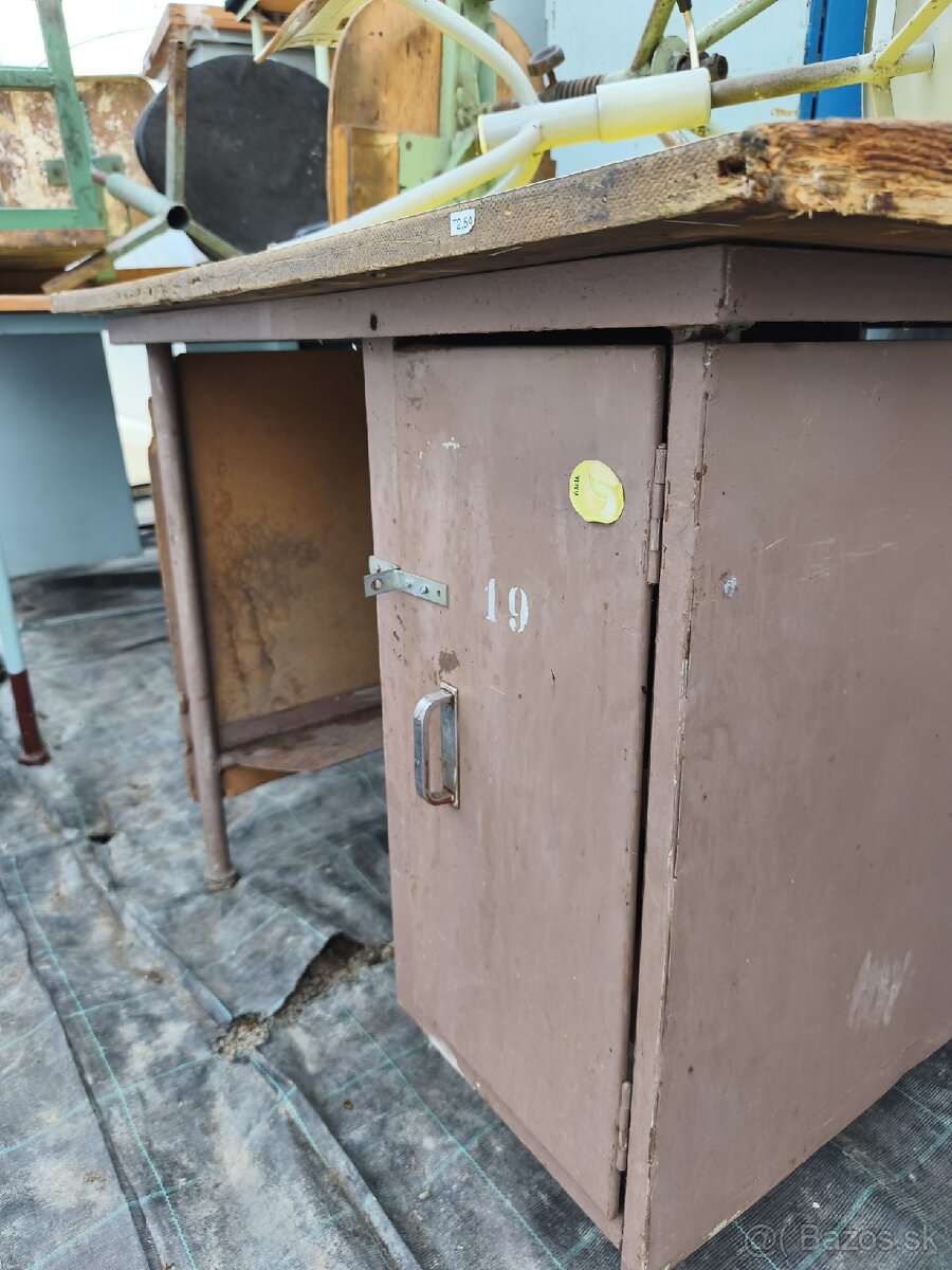 Na predaj pracovné stolíky.Pong