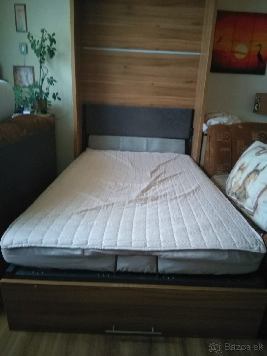 Postel rozkladacia na stenu