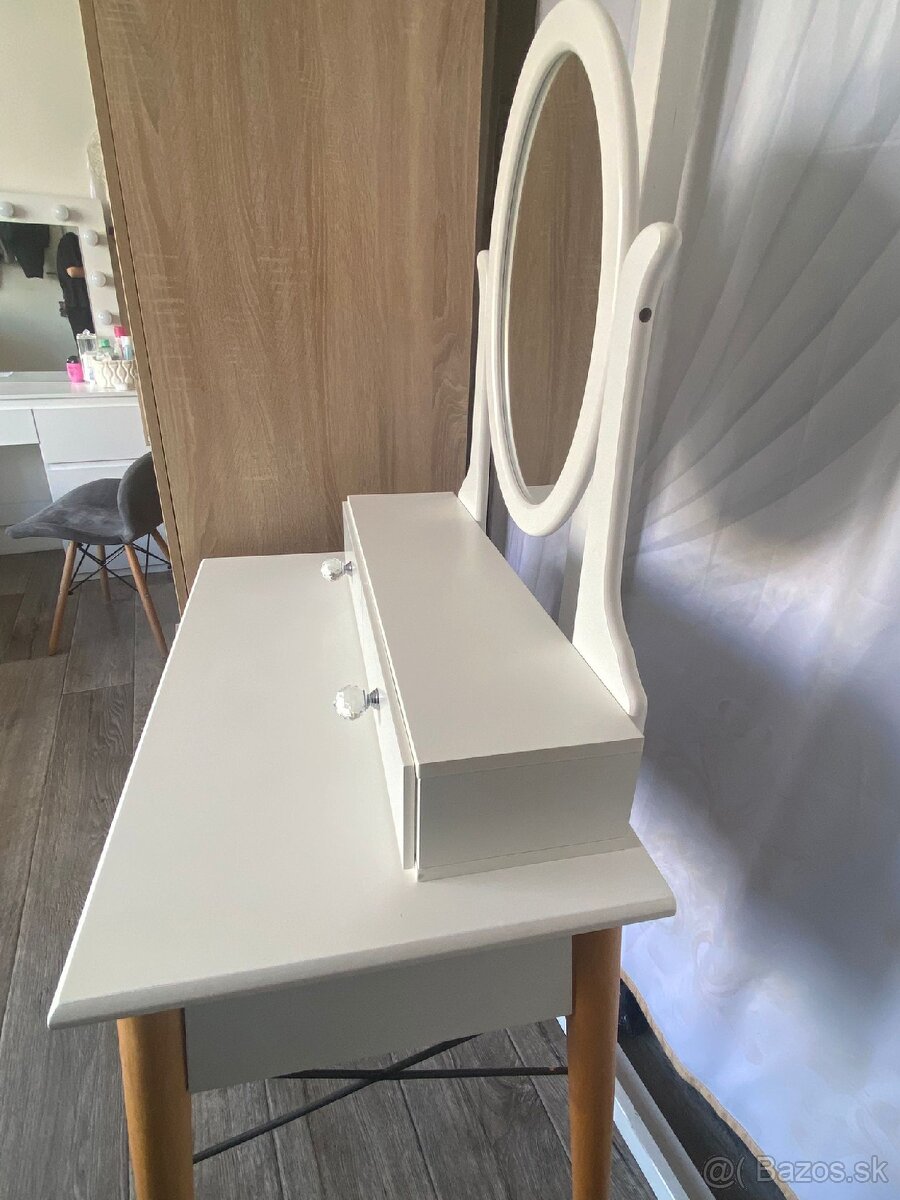 Kozmetický stolík