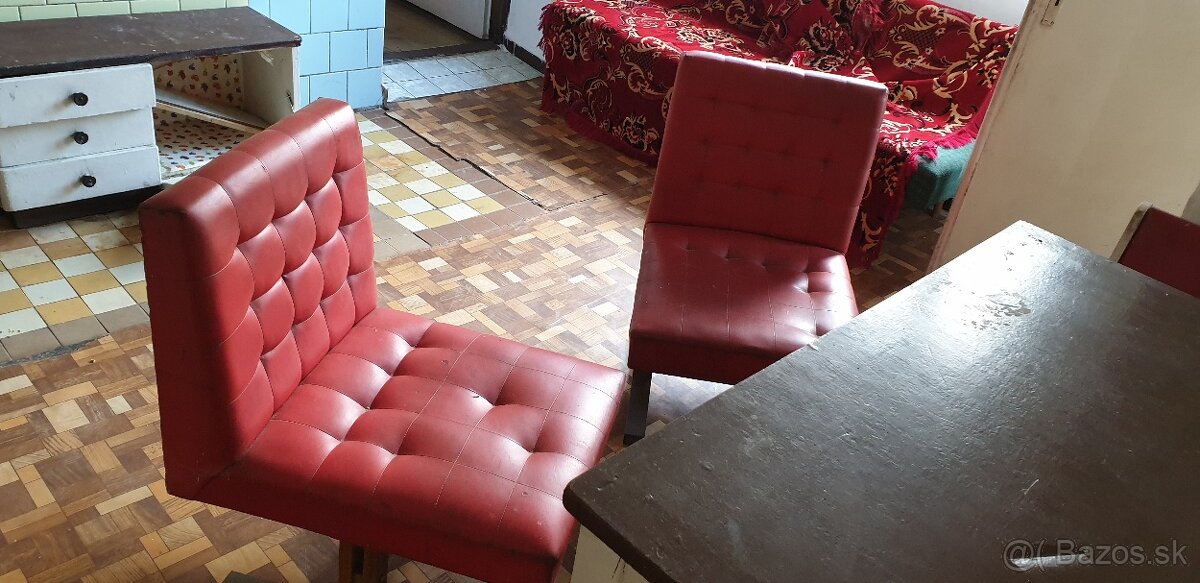 Staré červené kožené stoličky