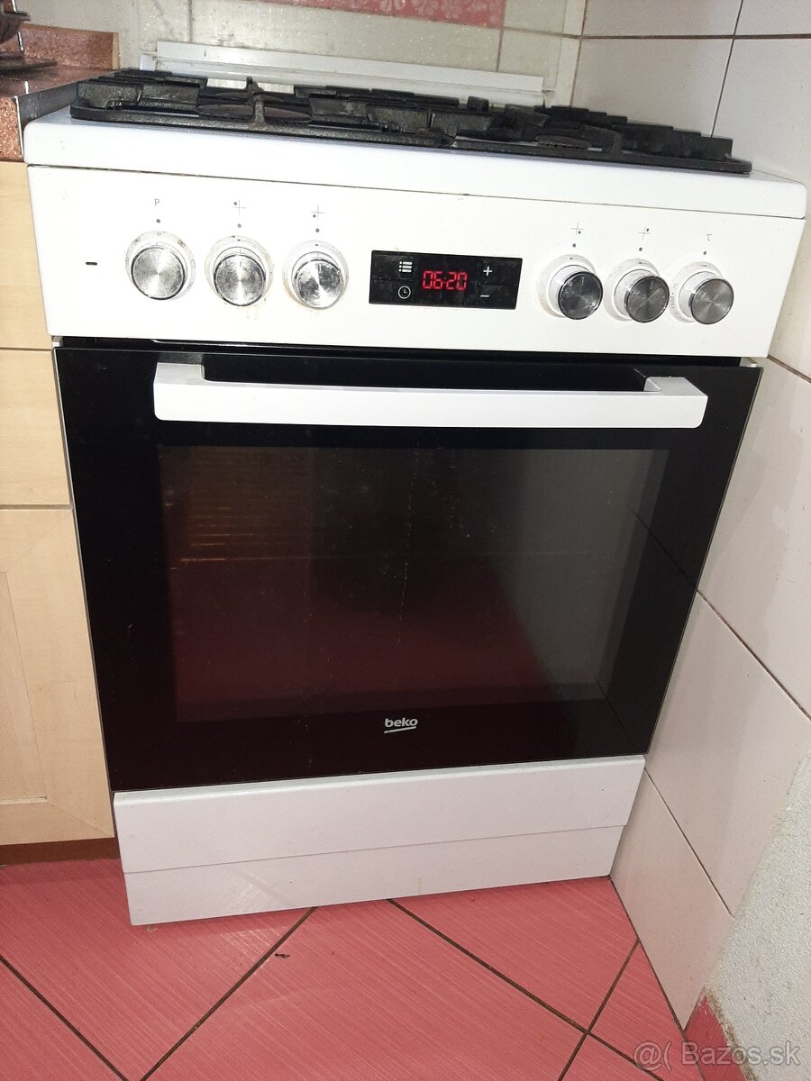 Plynovy sporak s elektrickou rurou