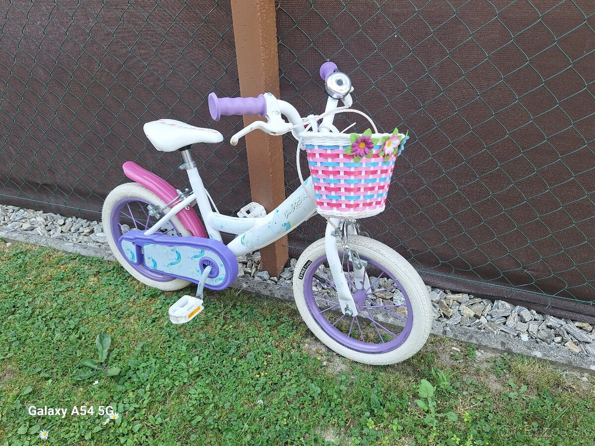 Krásny dievčenský bicykel