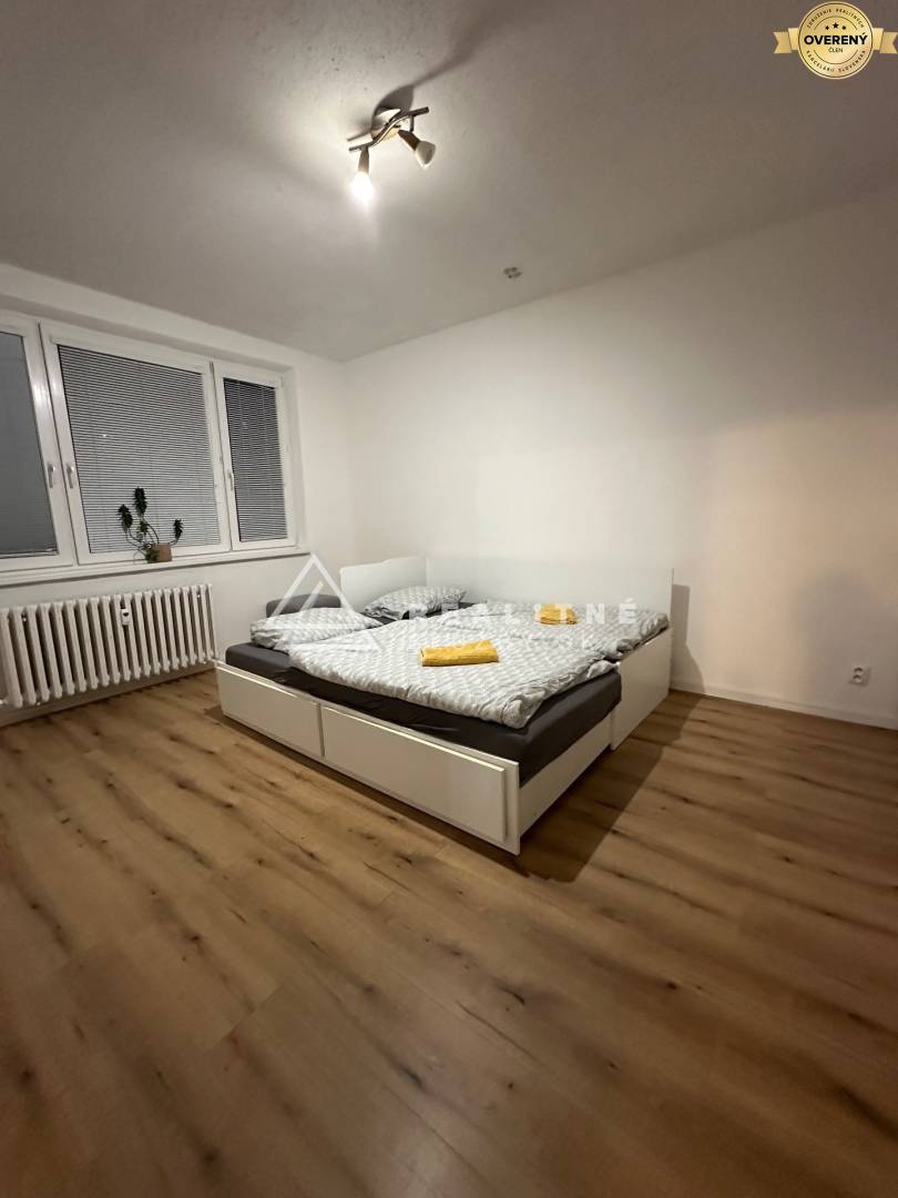 Samostatná izba v zrekonštruovanom 3-izbovom byte – Exnárova