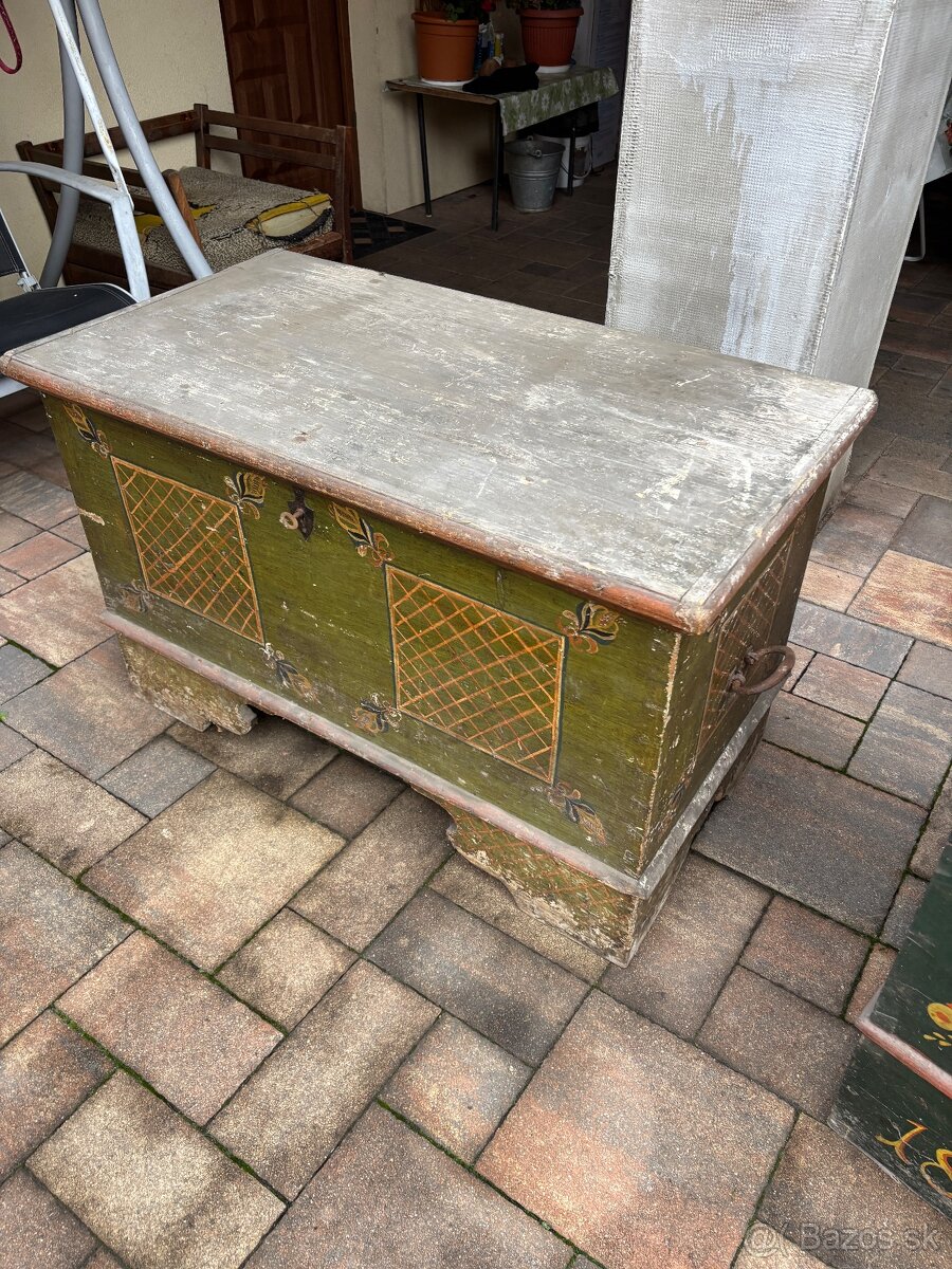 Starožitná drevená maľovaná truhlica