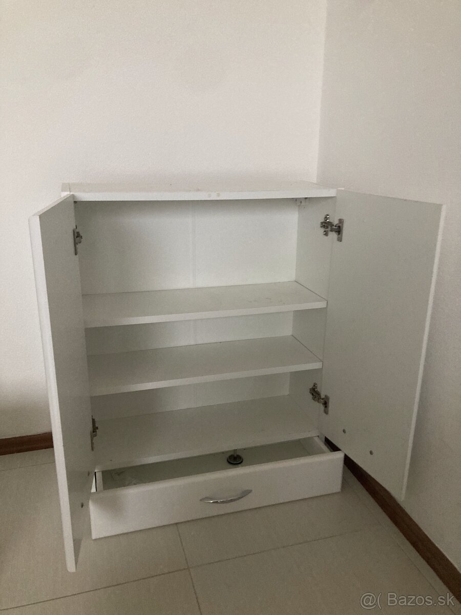 Nastenna skrina do kupelne