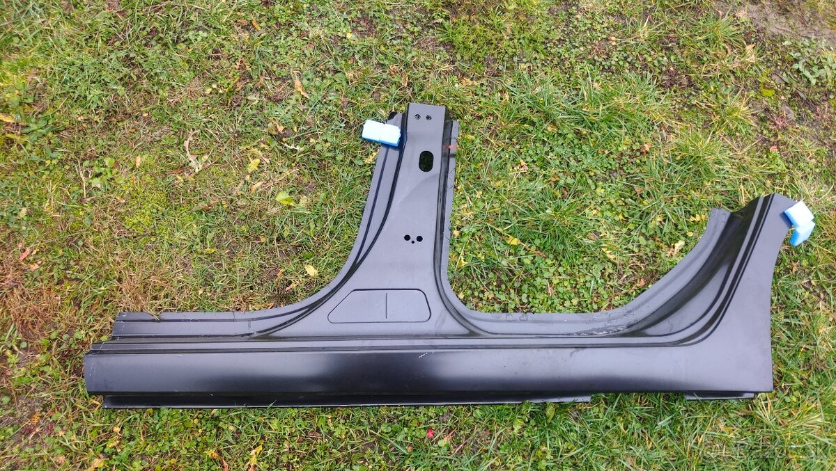 Peugeot 308 t9 ľavy prah dveri