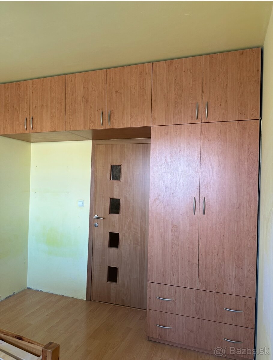 Vstavaná skriňa..