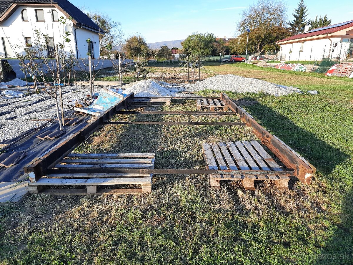 Kovový rám