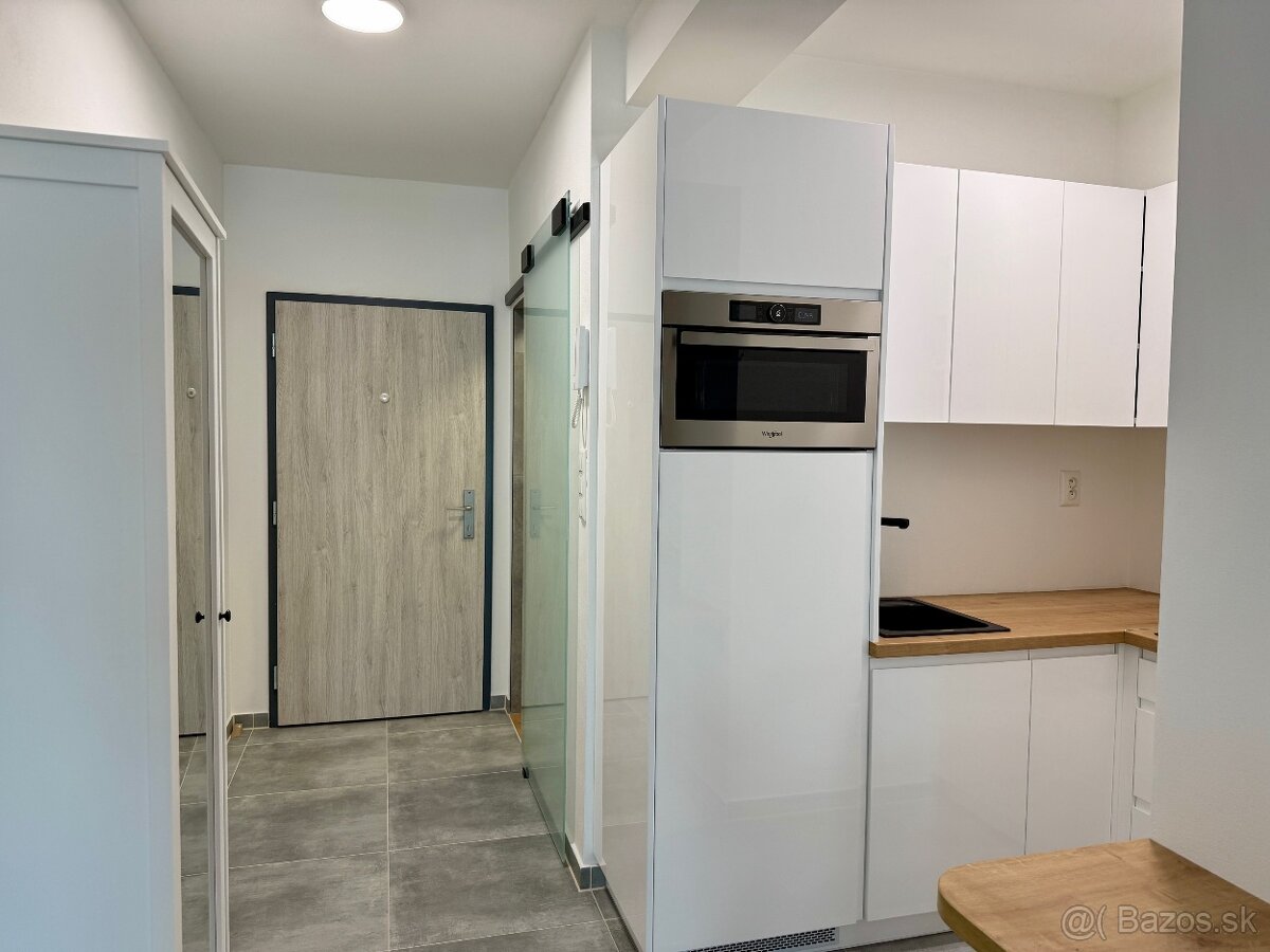1-izbový byt s balkónom a garážovým státím, Poprad-Veľká