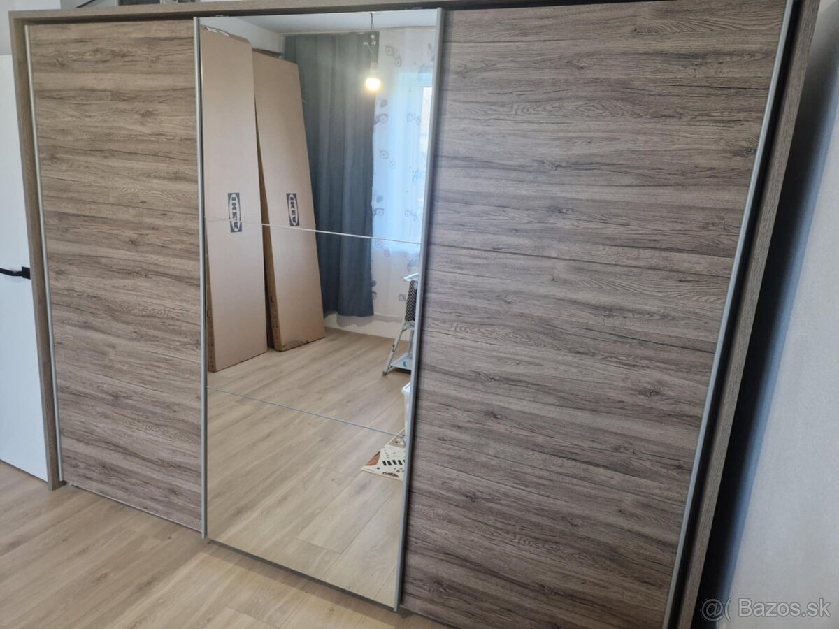 Šatníková skriňa