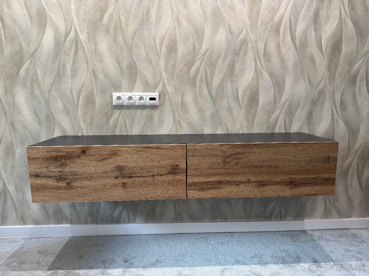 Stolík pod TV