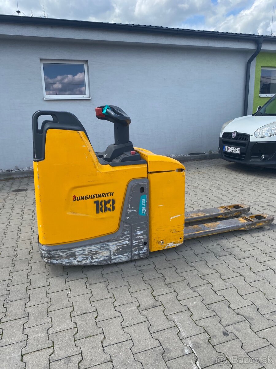 Jazdený elektrický ručne vedený NZV Jungheinrich ERE225